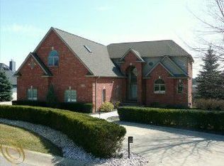 8818 Lake Bluff Dr, Brighton, MI