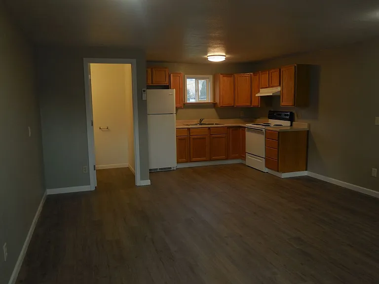 696 N Myrtle Rd — Photo 2