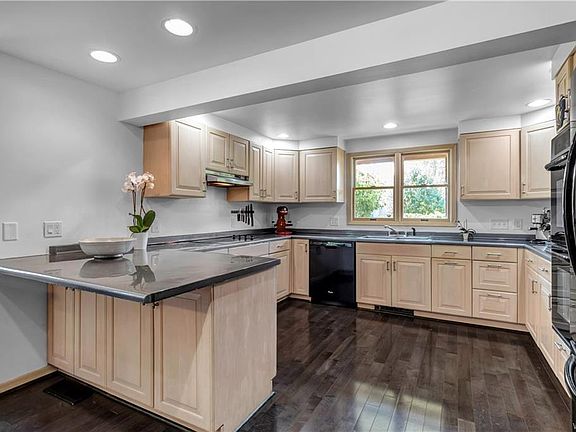 3rd image of 28 Barberry Ln