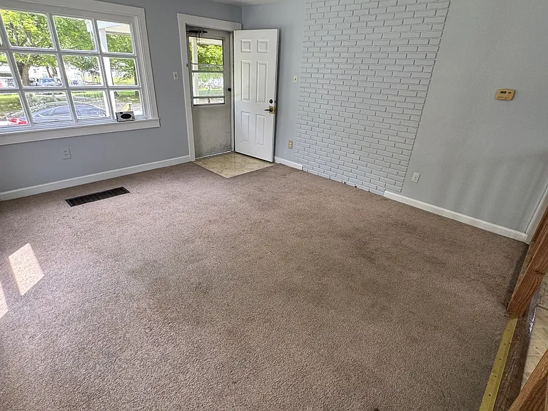 415 E 35th St — Photo 2