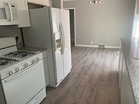 2nd image of 932 Amelia Ave
