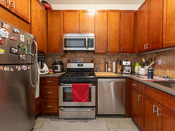 5th image of 210 Calyer St #1