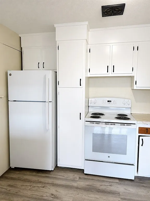 2 bed, 1.0 bath, 600 sqft, $2,400 — Photo 1