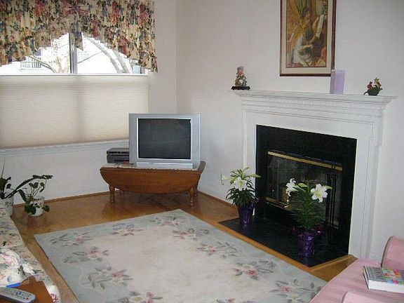 Living Rm w/ Fireplace