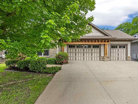 3rd image of 856 Sugar Loaf Cir