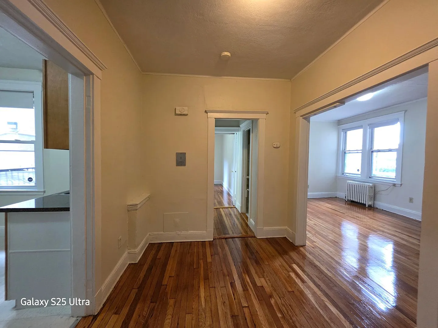 No Brokers Fee, No Security Deposit, Heat and Hot Water Included — Photo 2