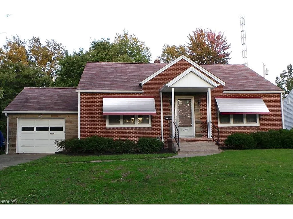 2474 S Seneca Ave photo 1
