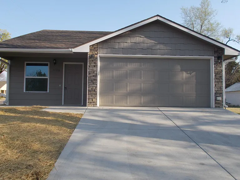 1120 W. Kansas W/2 Car Garage - Corner Lot