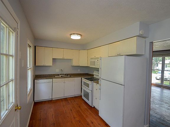 4th image of 138 Willard Ave