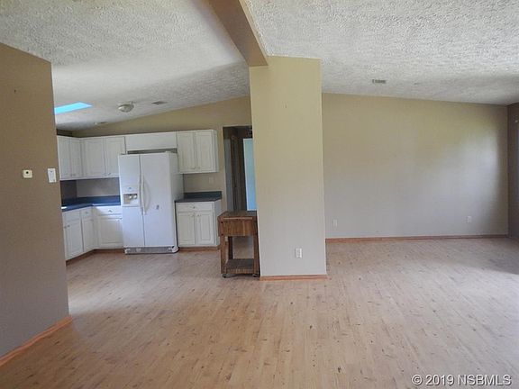 4th image of 150 Barberry Dr