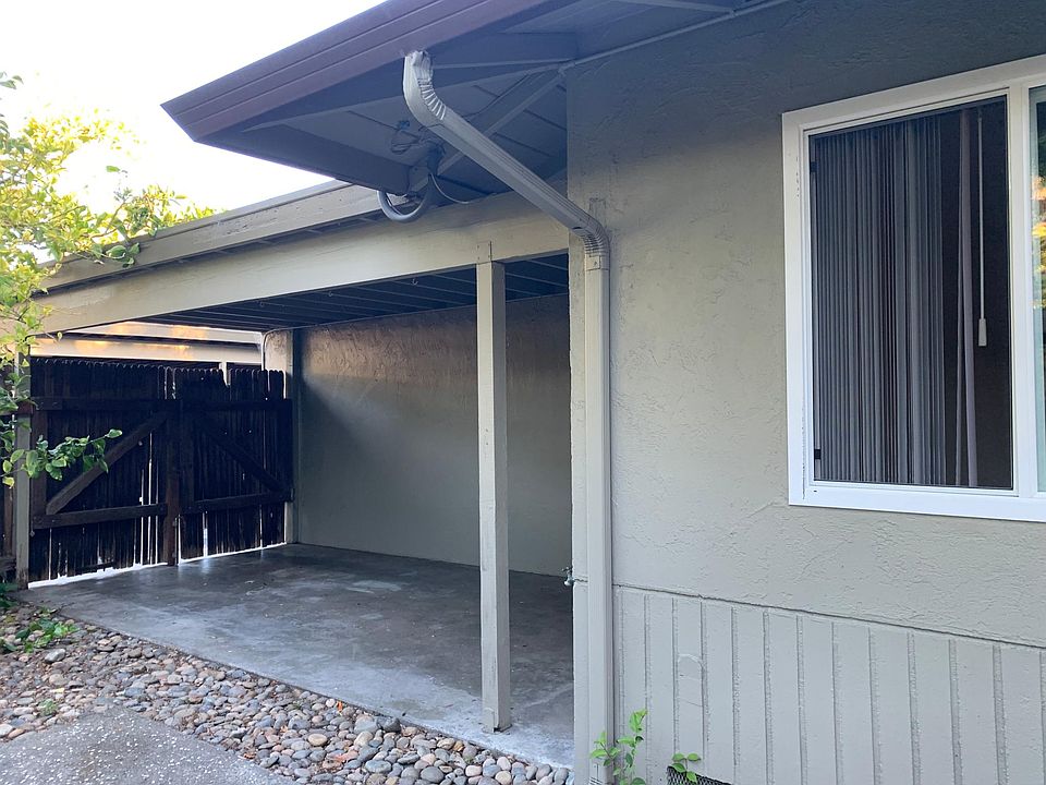 fenced yard 1 - extended outdoor space, covered Patio