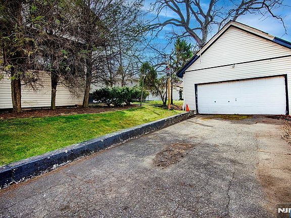 3rd image of 960 Maple Ave