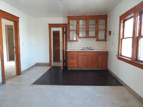 5th image of 154 Warsaw St