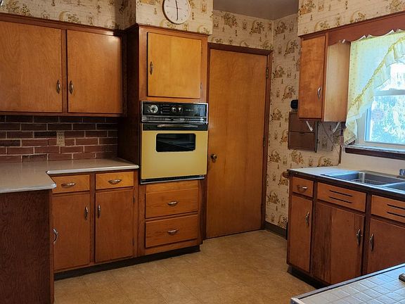3rd image of 370 Bennett Dr