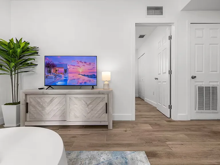 836 SW 4th Ave — Photo 8