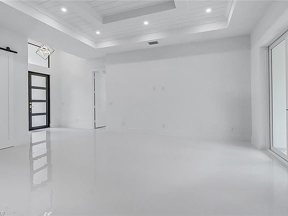 3rd image of 2588 12th AVE NE