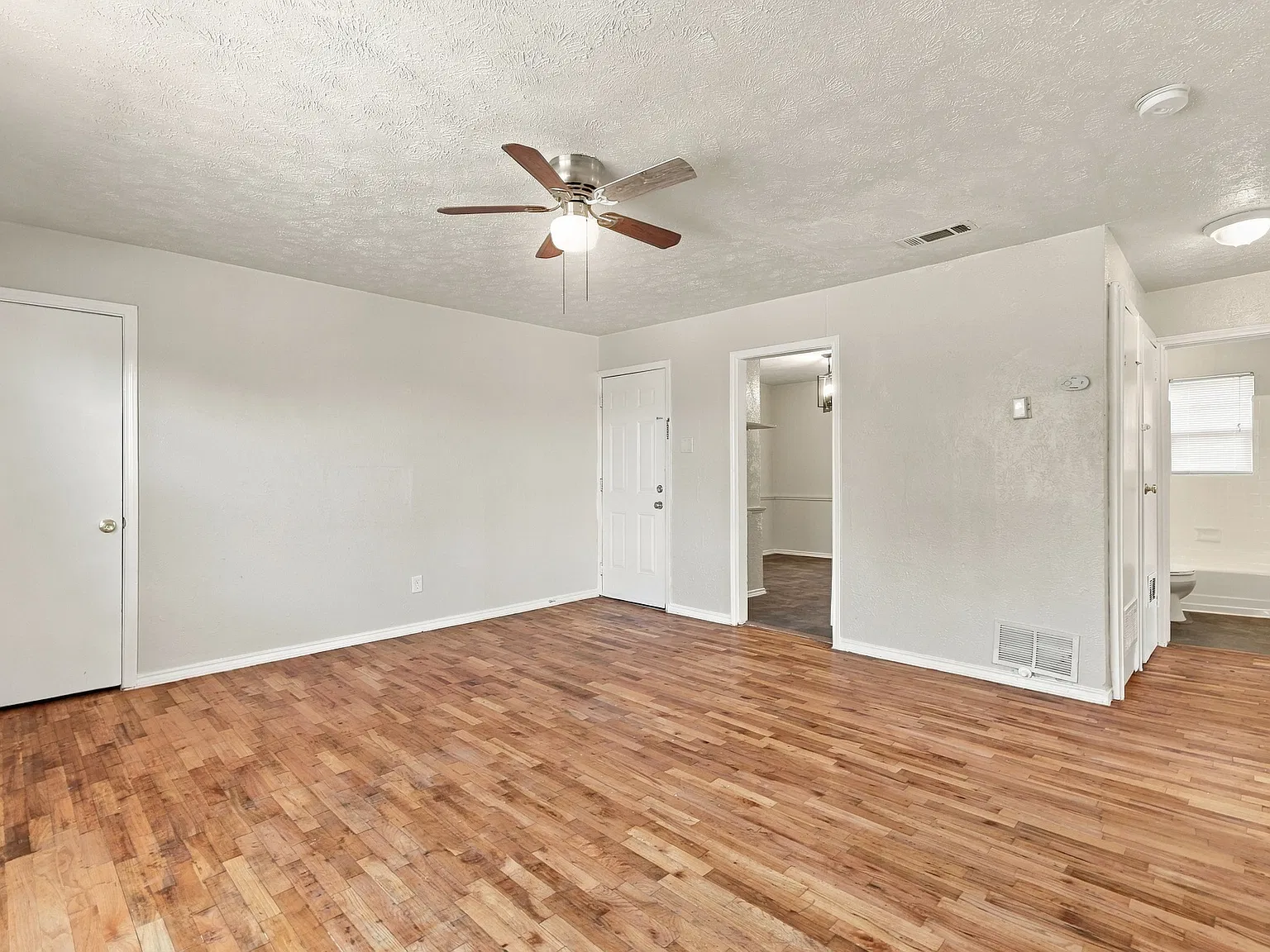 1212 Riverview Drive - D — Photo 2