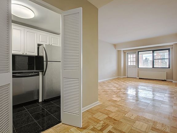 3rd image of 305 E 86th St #19EE
