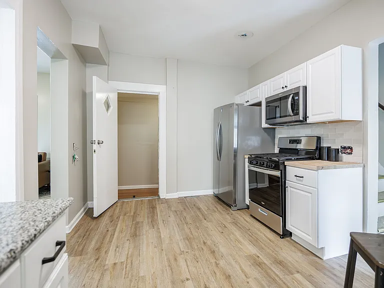 1146 S Plymouth Ave — Photo 17