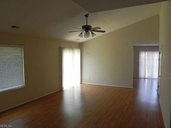 3rd image of 3472 Daffodil Cres