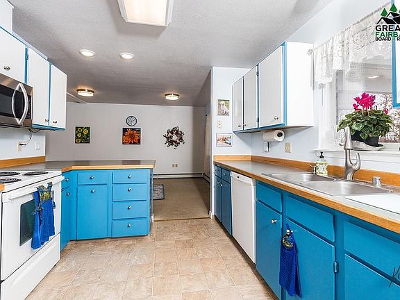 3rd image of 1315 Bainbridge Blvd