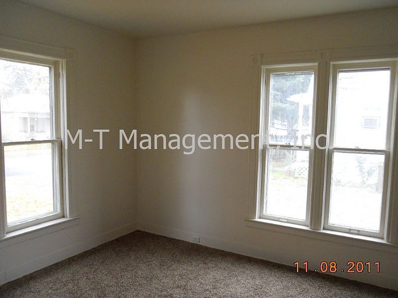 DINING ROOM/DEN OFF LR