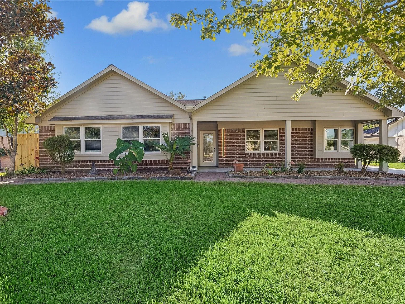 4 bed, 2.0 bath, 2632 sqft, $2,800 — Photo 1