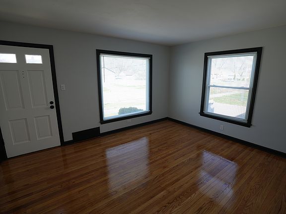3rd image of 9031 W Concordia Ave