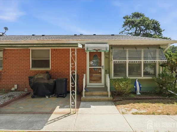 10 Bennington Ln #H, Manchester Township, NJ 08759