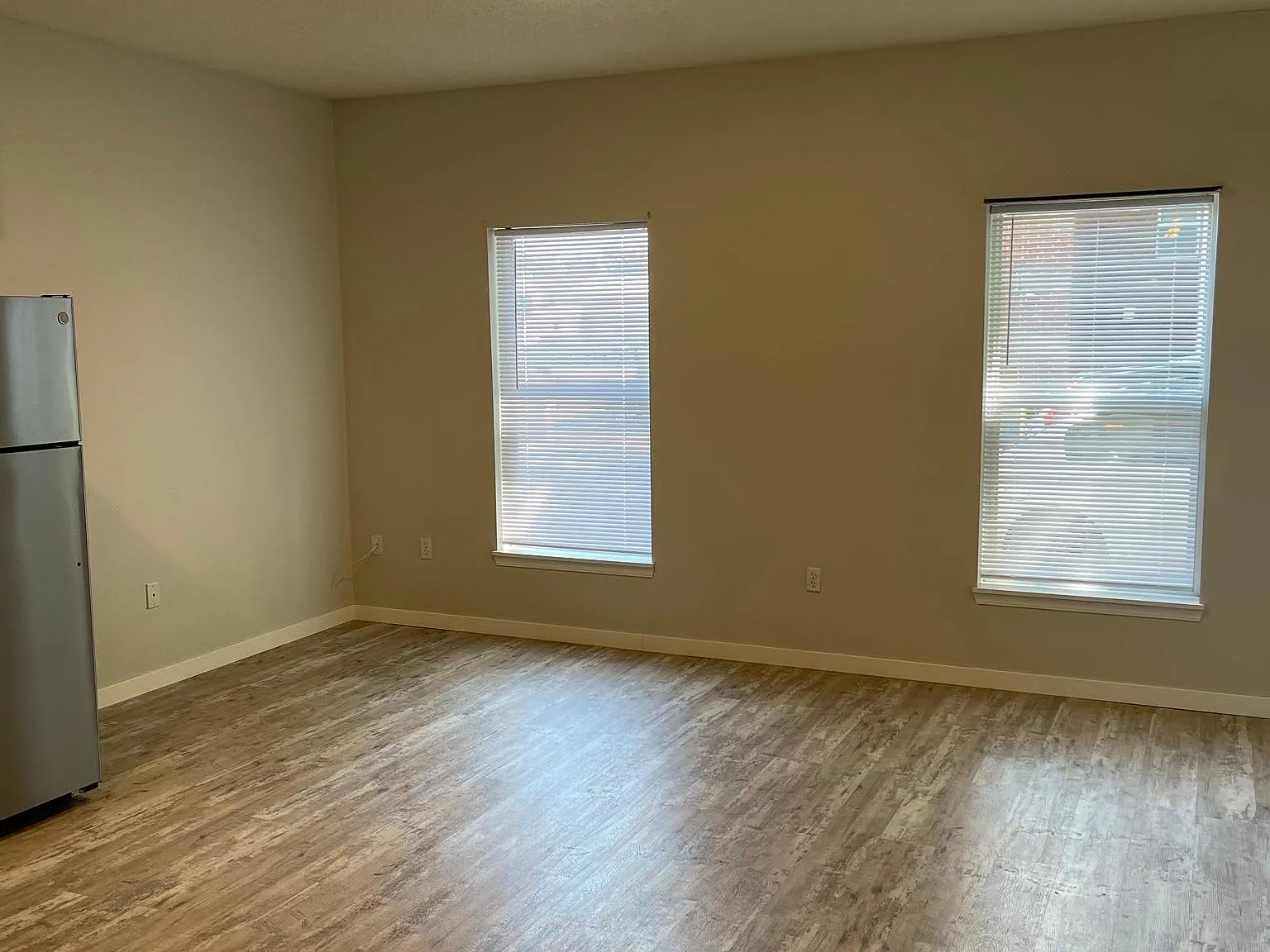 5 bed, 1000 sqft, $3,203 — Photo 4
