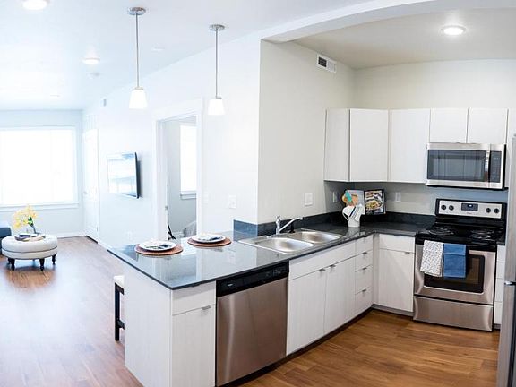 4th image of 415 W 6 S APT 215