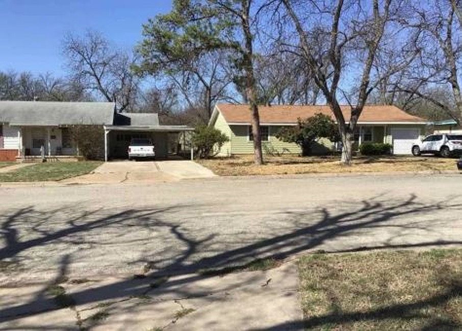 Exterior Neighborhood (street photo)