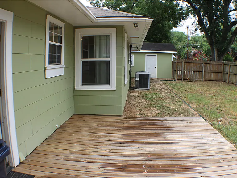 808 E Tom Green St — Photo 13