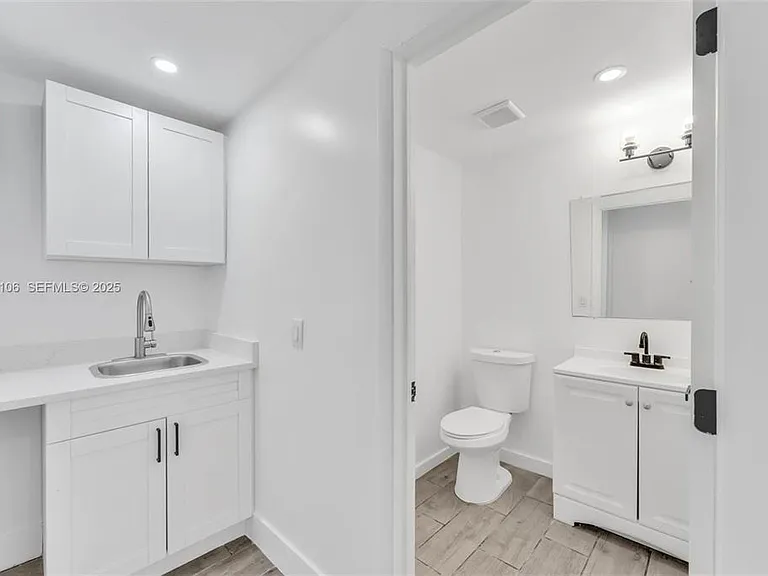 4917 SW 43rd Ter #A — Photo 5