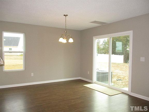 5th image of 228 Sumter Ct