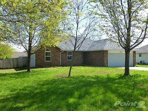 7050 W Dogwood St, Springfield MO is a house to call home. This home has so many extras and plenty o