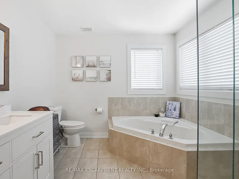 111 Greenstem Cres — Photo 23