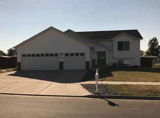 3208 11th St SE, Minot, ND 58701