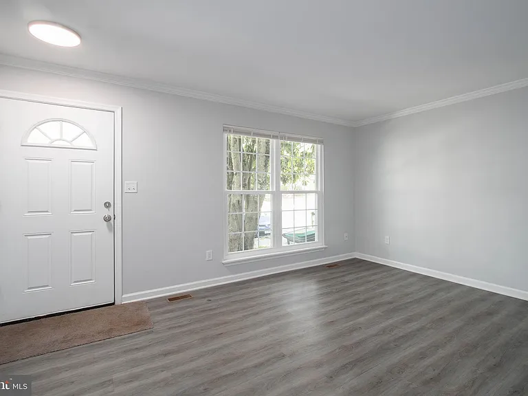 309 Bentley Ct — Photo 2