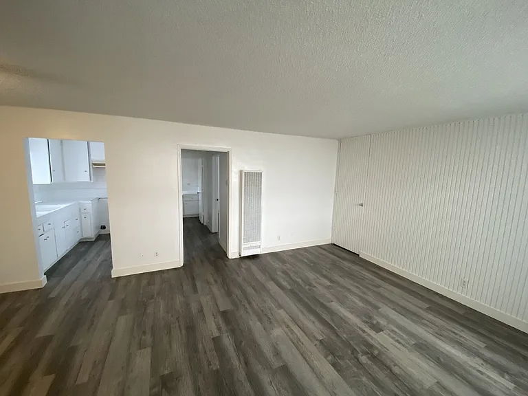 11708 Oxford Ave — Photo 3