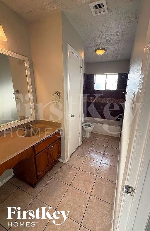 3 bed, 2.0 bath, 1600 sqft, $1,980 — Photo 2