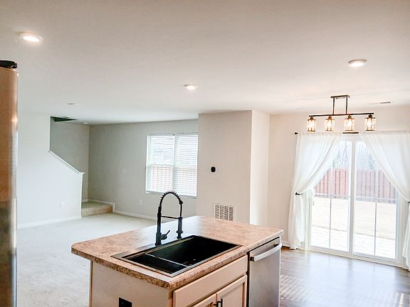 2nd image of 15 Havenhill Pl