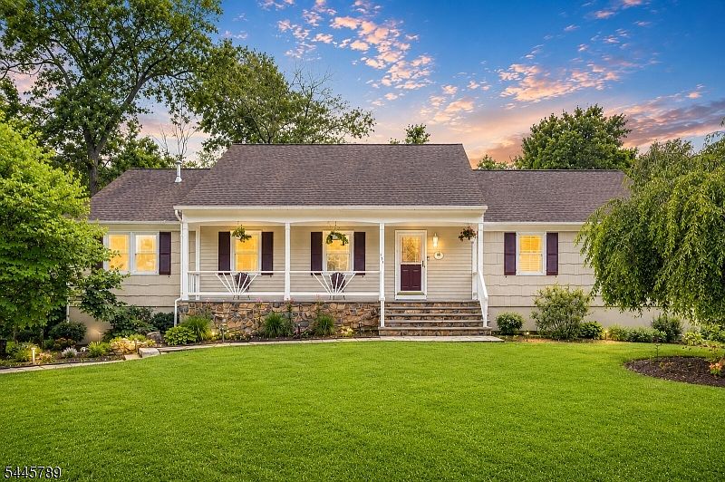 1st image of 151 Cottage Pl W