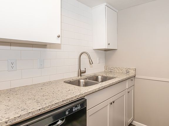 3rd image of 1212 Hampshire Ln #123-1