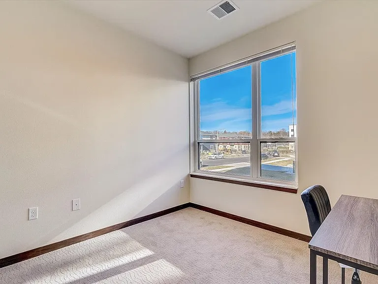 1120 N Windsor Ave — Photo 43
