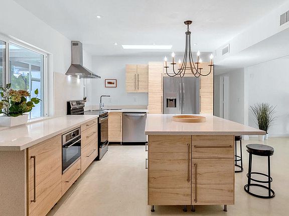 3rd image of 1029 E Village Circle Dr N