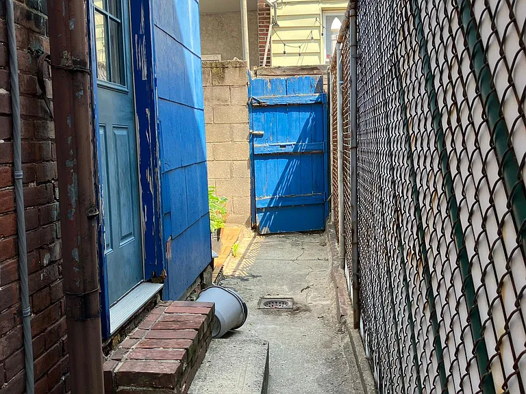 2219 Parrish St — Photo 36