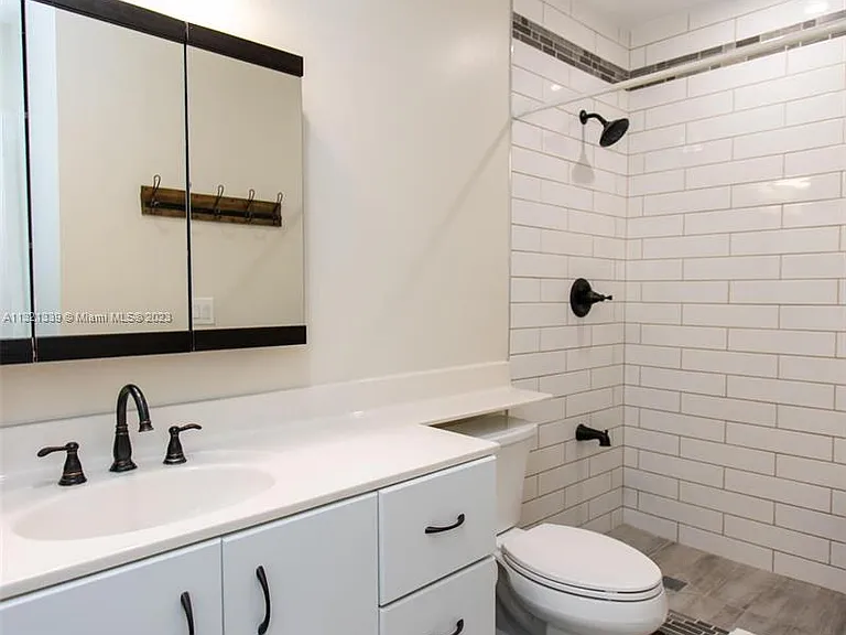 1120 N 13th Ter — Photo 11