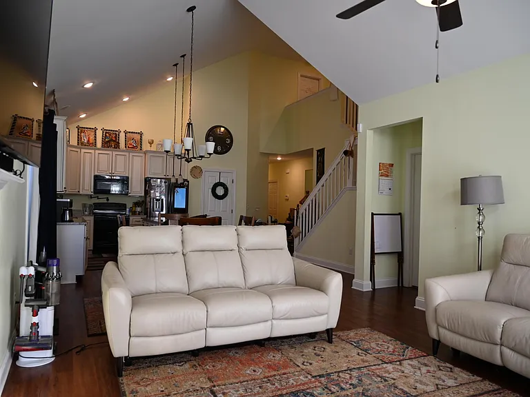 140 Aynsley Ln — Photo 6