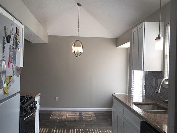 4th image of 2233 Silverthorn Ln